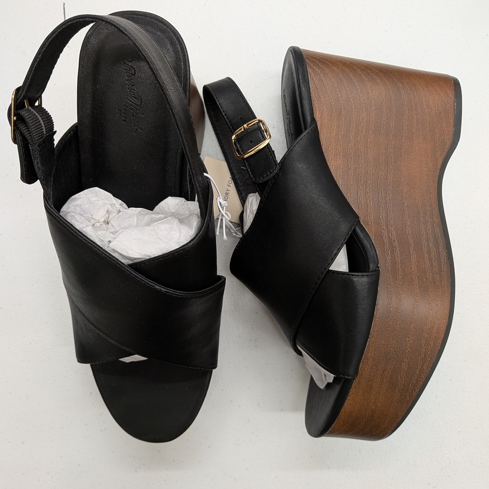 Universal Thread Black Platform Wedge Sandals with Wood-Effect Sole